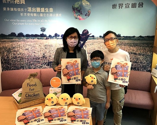 宣明會製作的繪本《小查的禮物》,剛推出「伴讀版」短片,圖為香港世界宣明會總幹事馮丹媚(左)、傳訊部高級設計師李贊海(右),以及負責聲演的溢溢(中)。