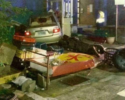 失事汽車撞入商店雜物倒滿一地。網上圖片