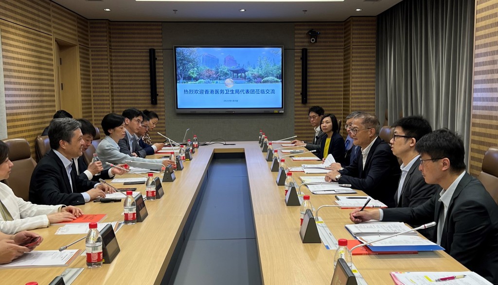 盧寵茂到訪上海交通大學醫學院附屬仁濟醫院，與院長及黨委副書記夏強（左二）會面。