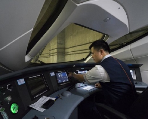 動感號高鐵列車司機開車前檢查系統。