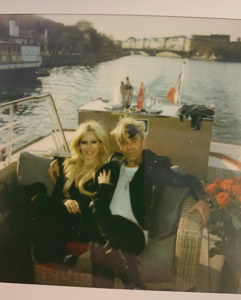 求婚後，二人在巴黎坐船慶祝。