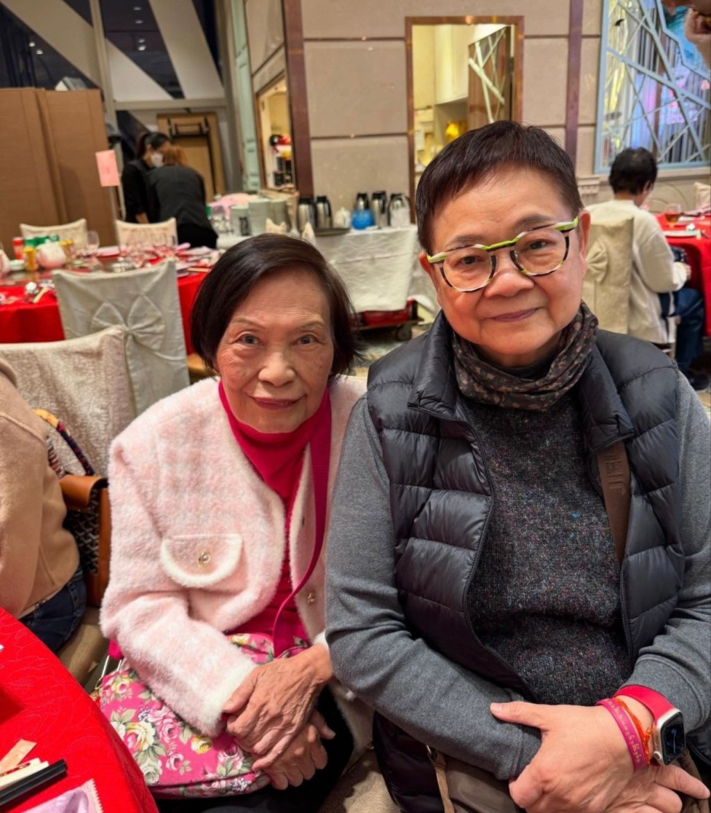 汪曼玲常常與余慕蓮見面問好。 汪曼玲常常與余慕蓮見面問好。
