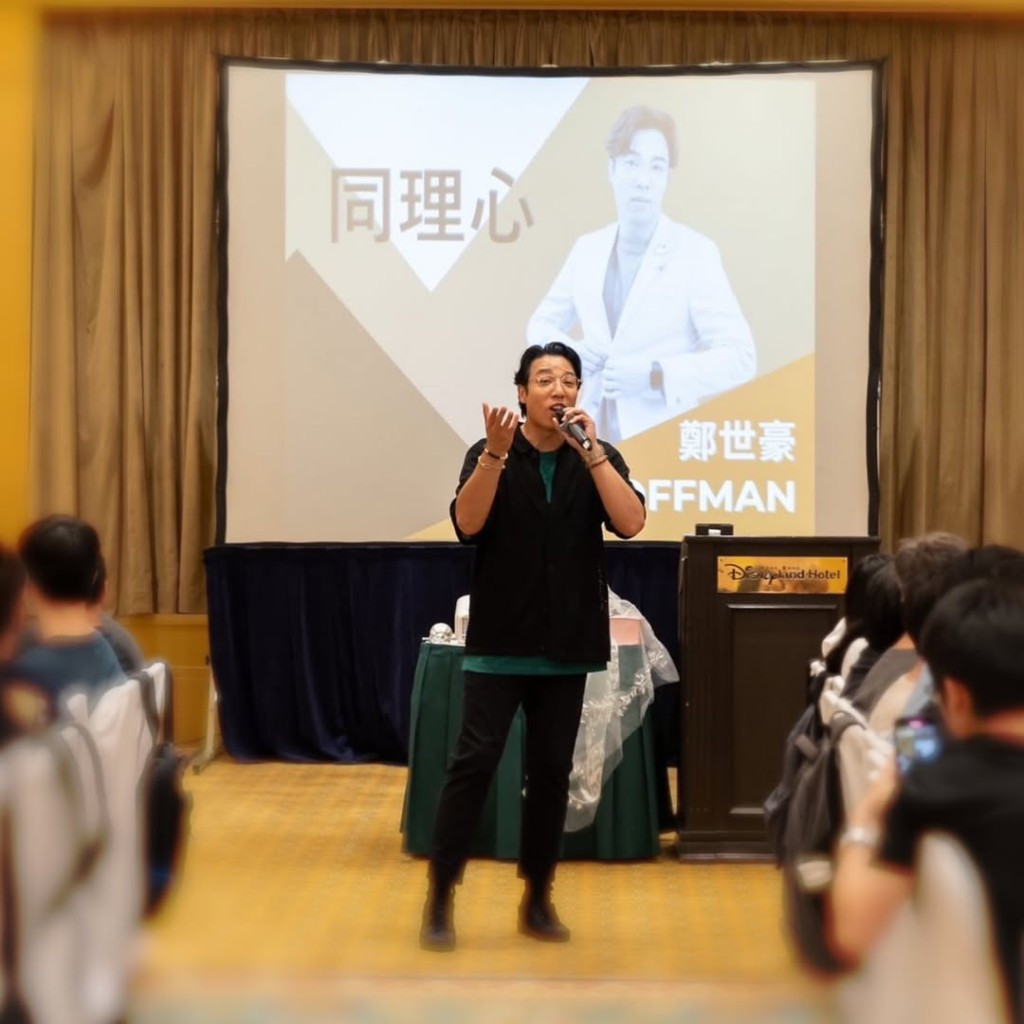 鄭世豪面對大量學生授課。 鄭世豪面對大量學生授課。