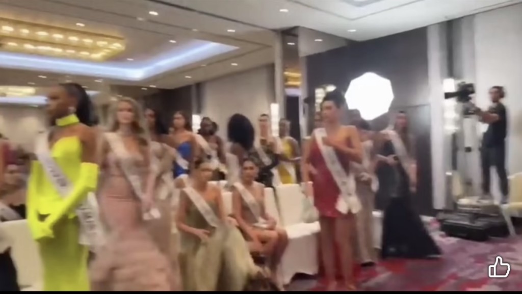 其他佳丽纷纷起身声援墨西哥小姐。 มงกุฎนางงาม - Beauty Pageant