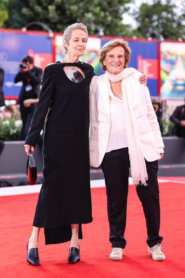 夏绿蓝萍与终身成就奖得主意大利女导演Liliana Cavani一同行红地毯。