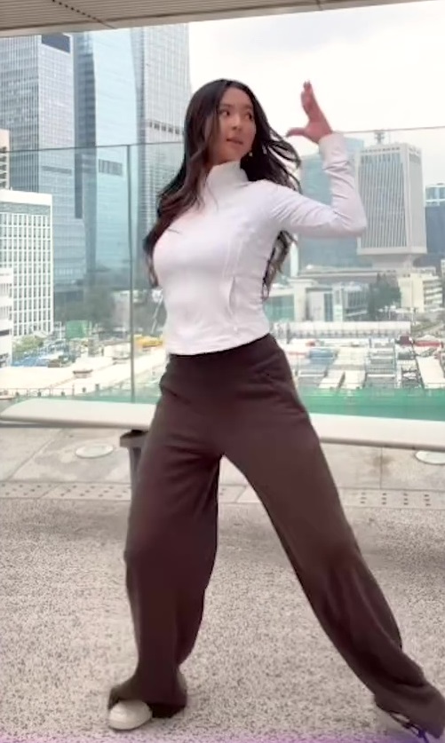 蔡华英的舞步「强而有力」，节奏感十足。