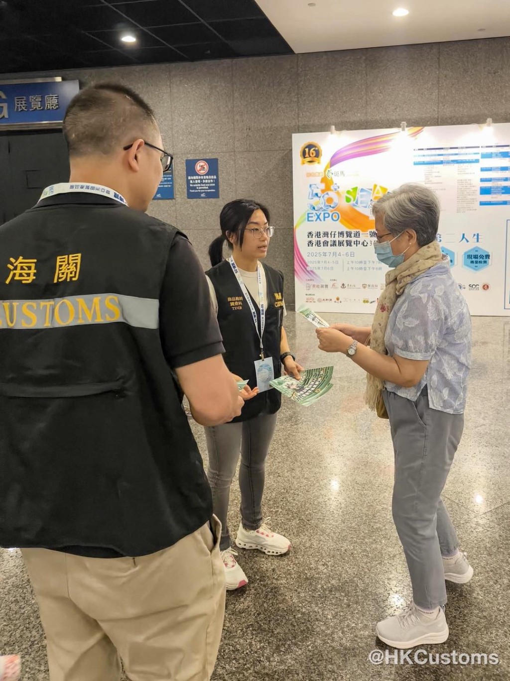 海關宣傳隊到「50+博覽暨亞洲銀髮產品展」派發單張。海關fb 海關宣傳隊到「50+博覽暨亞洲銀髮產品展」派發單張。海關fb