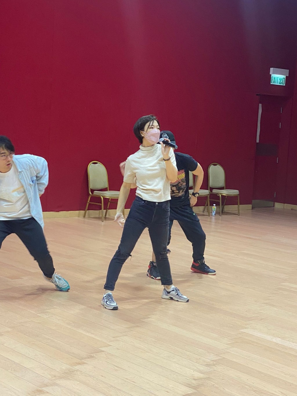  龙婷为决赛积极练舞。