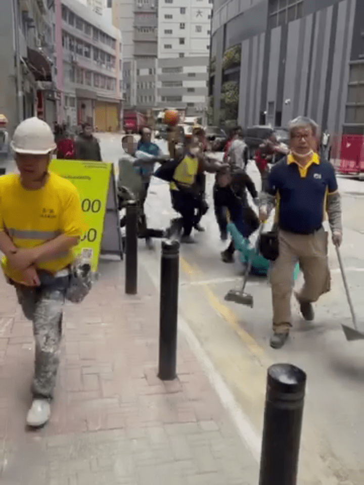 圍觀工人紛紛後退。 圍觀工人紛紛後退。