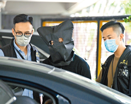 警方押同其中被捕男子林X明搜查其車輛。