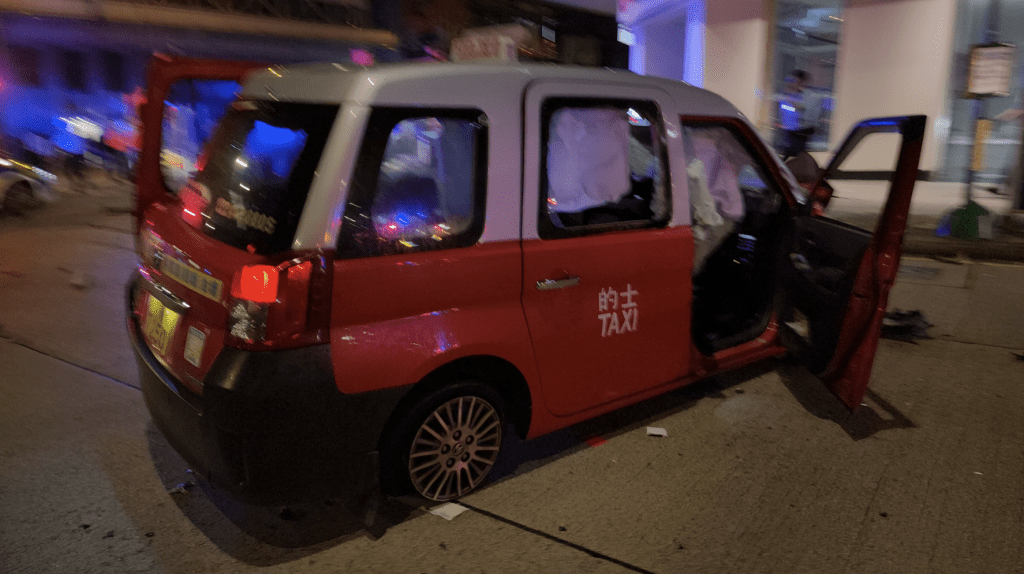 一辆的士与电单车在弥敦道相撞，酿成2死3伤。黎志伟摄