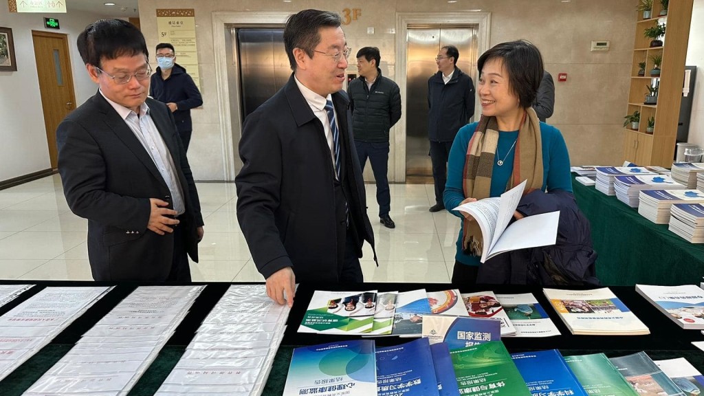 教育局局長蔡若蓮訪京,稱已委託北京師範大學5月辦新入職教師內地學習團。蔡若蓮fb