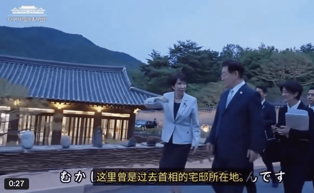 高市早苗一边比手势，一边向他讲述官邸的血腥历史。