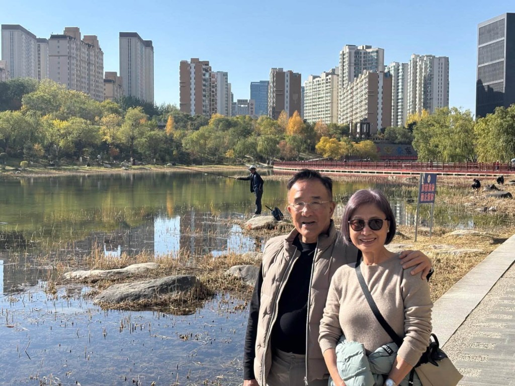 田北辰在導遊陪同下遊覽西寧市中心的公園。田北辰fb 田北辰在導遊陪同下遊覽西寧市中心的公園。田北辰fb