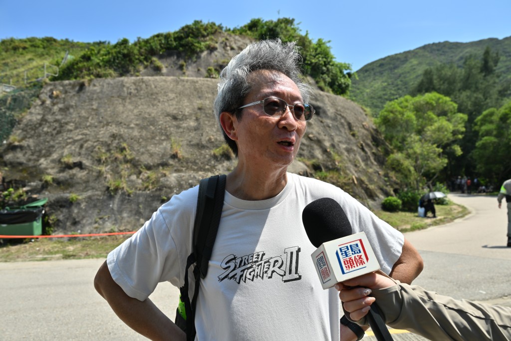 行山人士馬先生指出現場的流動廁所衛生欠佳。 行山人士馬先生指出現場的流動廁所衛生欠佳。