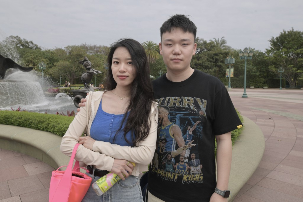 来自北京的龚先生和女友时隔多年再次来香港，他表示会在港玩五天。陈浩元摄