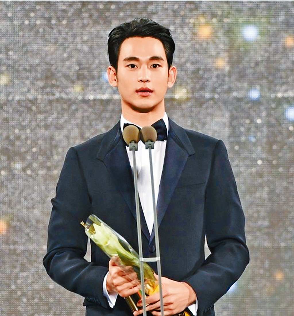 金秀賢堅稱2019年夏天才開始與金賽綸交往,但如今卻爆出二人於2016年的甜蜜短訊。