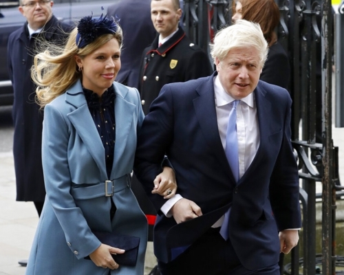 傳英國首相約翰遜明年夏季與未婚妻完婚。AP圖片 