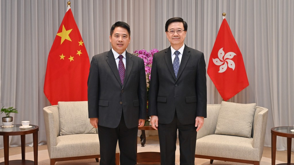 行政長官李家超（右）與珠海市市長黃志豪（左）會面。（政府新聞處）