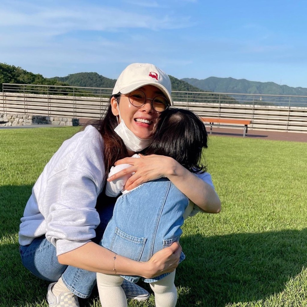 崔智友待女兒過了一歲才正式復出。