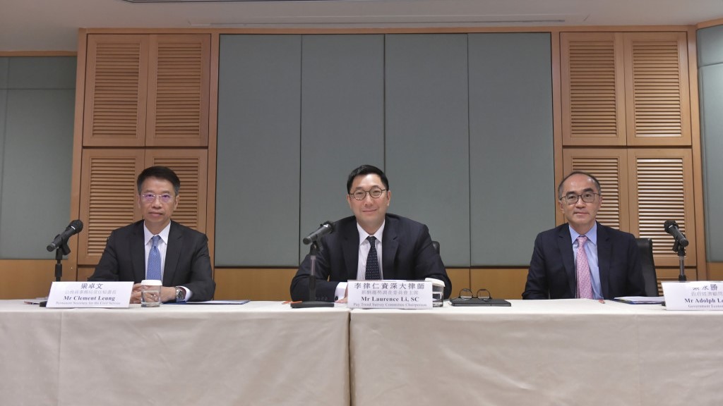 薪酬趨勢調查結果公布。左起：公務員事務局常任秘書長梁卓文、薪酬趨勢調查委員會主席李律仁、政府經濟顧問梁永勝。陳極彰攝