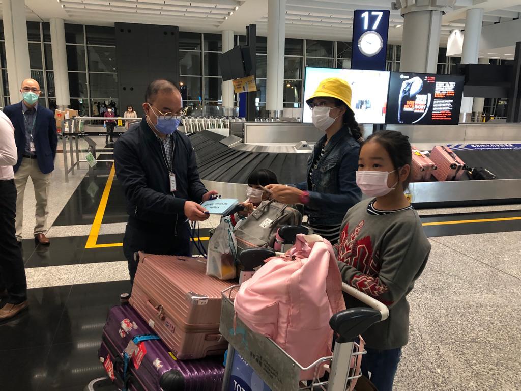 曾國衞逐一為滯留湖北返港的香港居民送上食物。