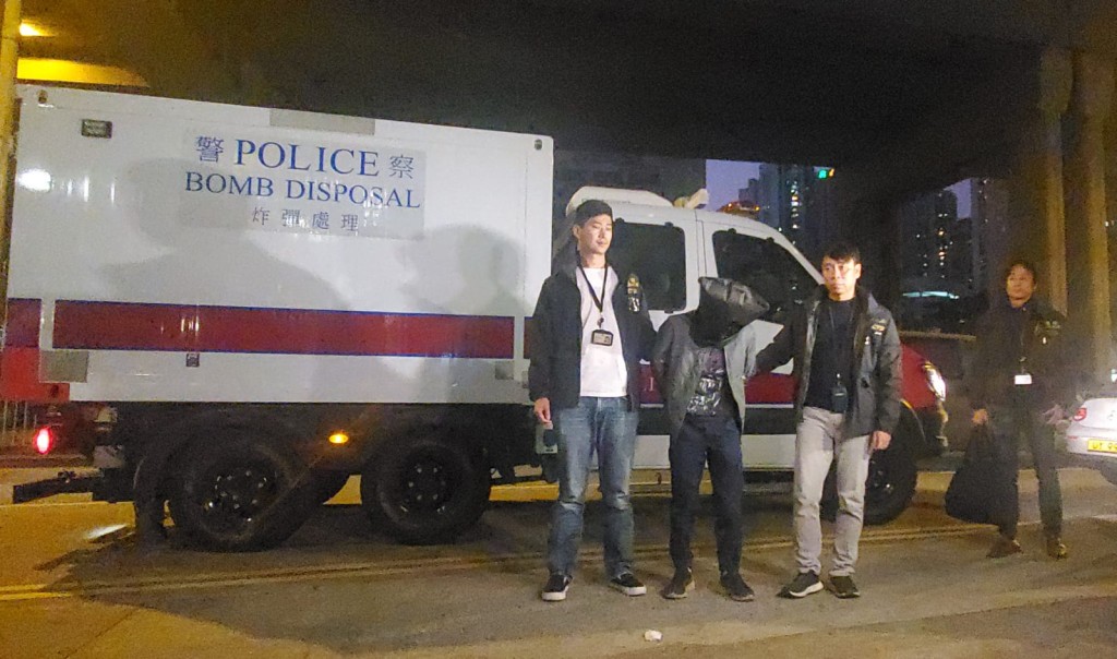 警方当日押解疑犯到中学搜查。 资料图片