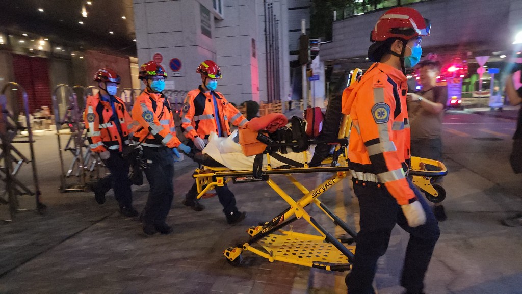 兩名工人自行返回安全位置並無受傷,毋須送院。 兩名工人自行返回安全位置並無受傷,毋須送院。
