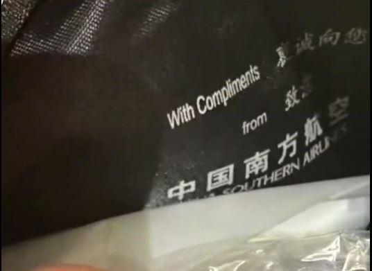 南航空警遭妻65頁PPT舉報機艙「零元購」，盜取大量水壺、刀叉、紅酒及毛巾等公物。微博