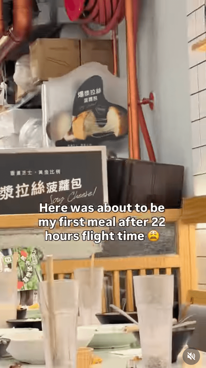 諷刺的是，老鼠站立位置的下方正是一塊宣傳菠蘿包的牌板，視覺上猶如這隻老鼠是被香噴噴的菠蘿包吸引而來。