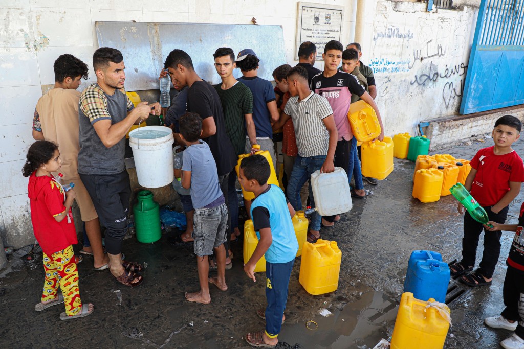 加沙地帶不斷遭以軍轟炸，連食水也缺乏。新華社