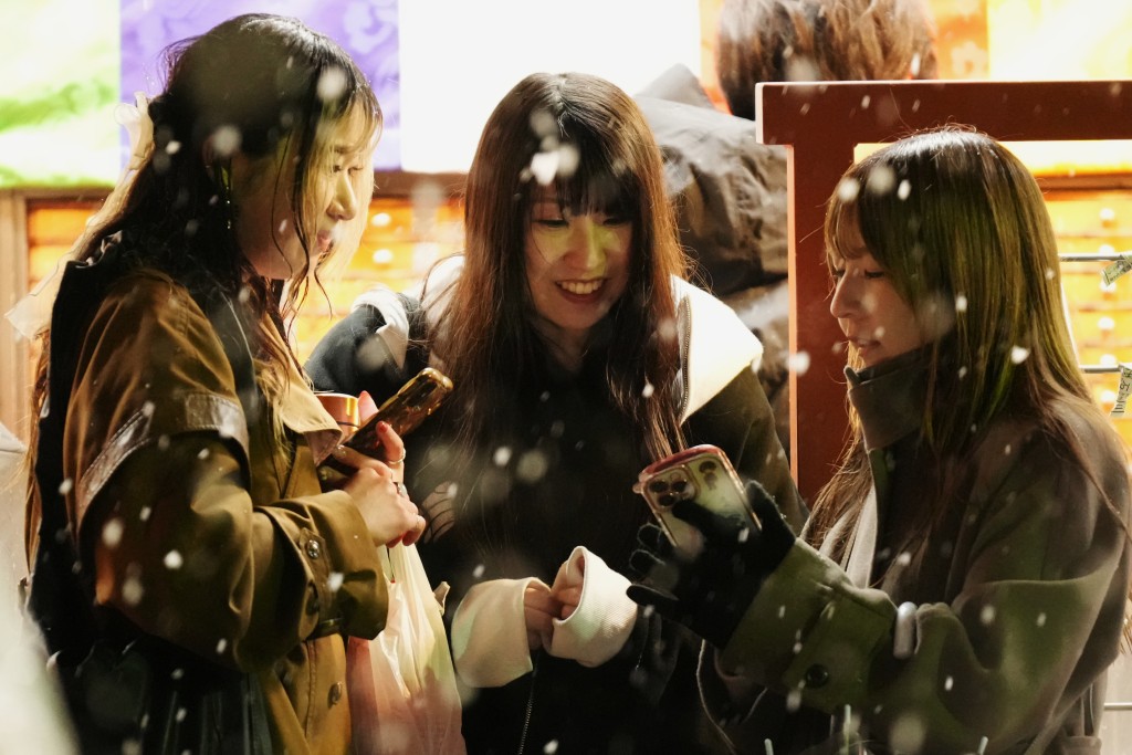 淺草寺雪花飛舞,少女感興奮。美聯社 淺草寺雪花飛舞,少女感興奮。美聯社