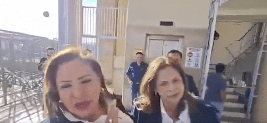 期間,一個圓形裝置突然從畫面後方飛向其頭部。X@vloonk 期間,一個圓形裝置突然從畫面後方飛向其頭部。X@vloonk