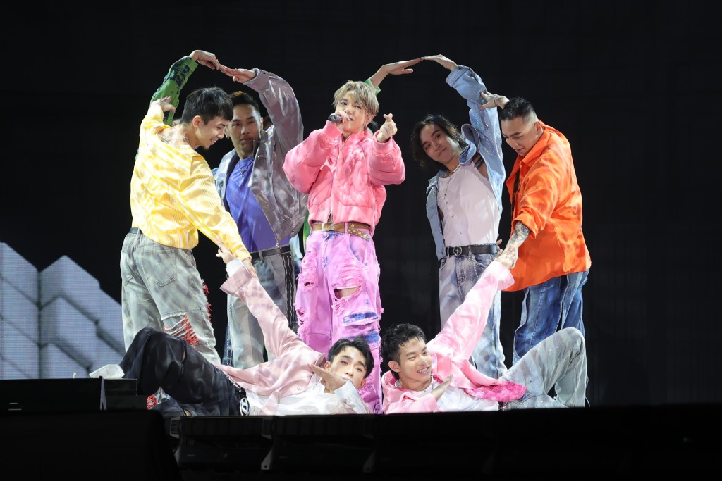 與9位男舞蹈員以男團形式跳唱。