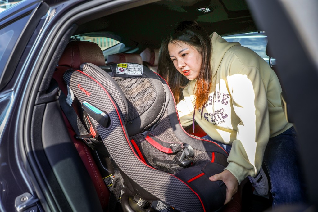 周女士育有一名3歲半孩子，車上有裝安全椅。何家豪攝