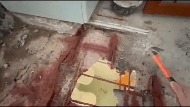 在破洞邊緣的石屎上敲打，以測試其堅固程度。(HUMA LO＠Youtube影片截圖)