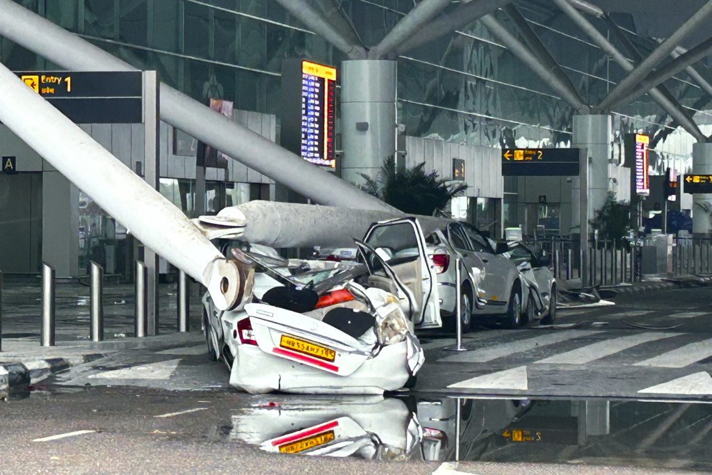 新德里機場屋頂連同支柱大面積倒塌，壓毀多輛汽車。美聯社