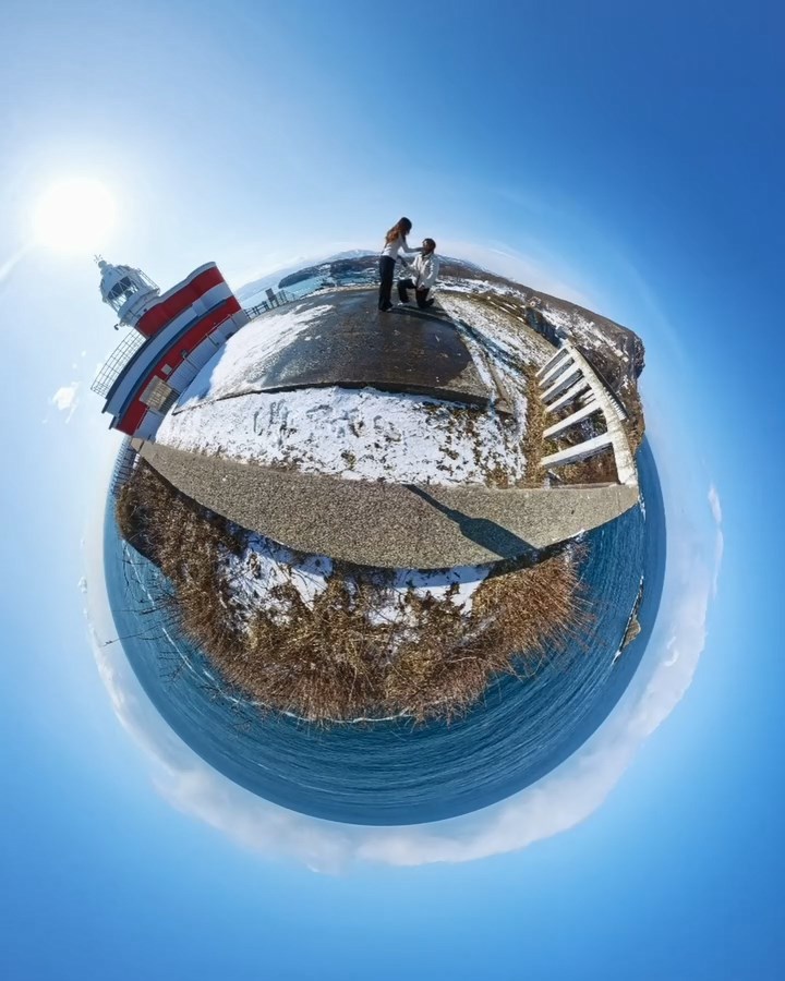 從影片中可見,在一個被白雪覆蓋、陽光普照的海邊,張明偉在燈塔旁向許倚榕單膝下跪。 從影片中可見,在一個被白雪覆蓋、陽光普照的海邊,張明偉在燈塔旁向許倚榕單膝下跪。