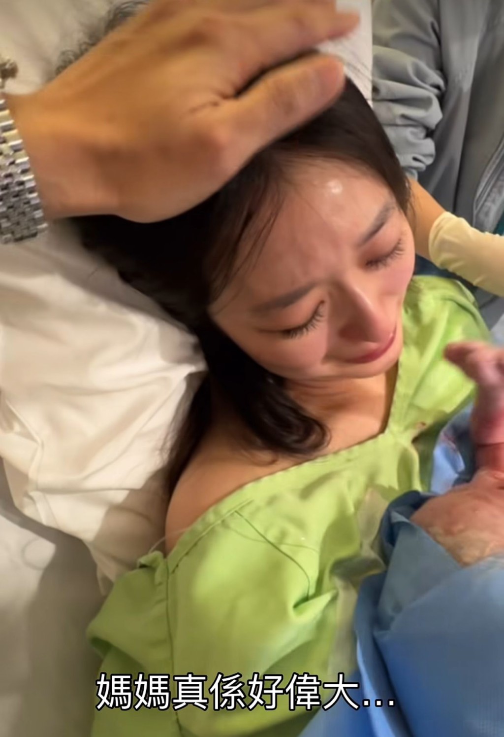 見太太辛苦即時摸摸頭給予支持。(圖片來源:IG@alexfongliksun) 見太太辛苦即時摸摸頭給予支持。(圖片來源:IG@alexfongliksun)