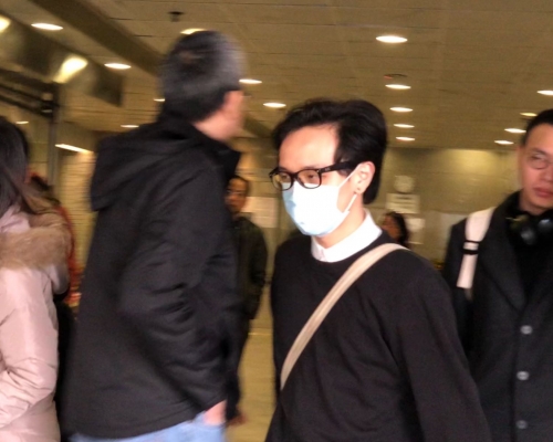 兼職舞台助理賴卿鴻(戴口罩者)。郭止晅攝