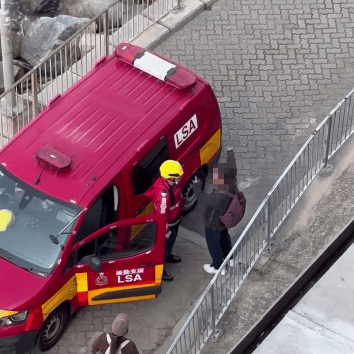 男子情緒激動指罵，聲稱「有成50米喎」，消防員隨即反駁「邊有50米呀」。