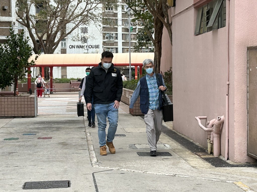 警員在單位內帶走證物。