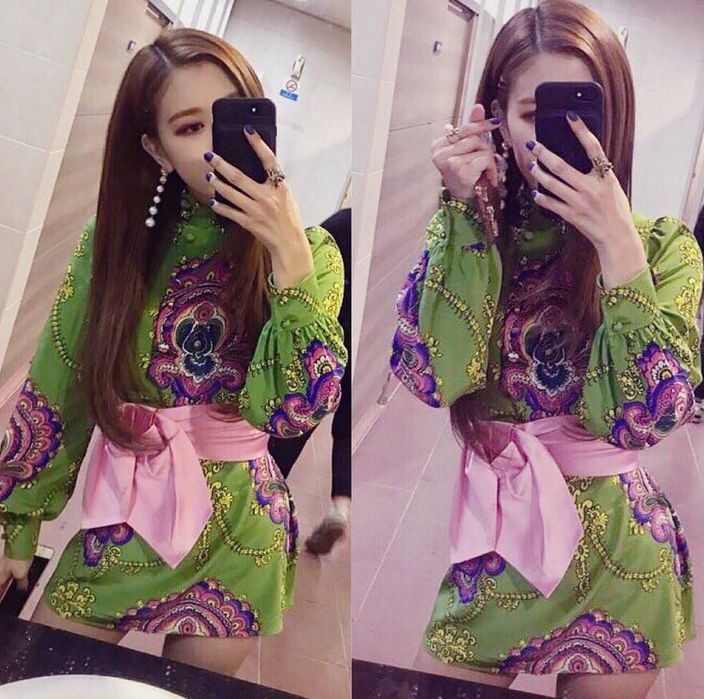 Rosé身穿Gucci綠色印花洋上衣。