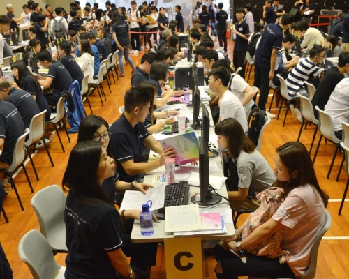 職訓局表示,連同透過有條件取錄確認的學額,首日合共派出超過1.1萬個學額。關偉華攝