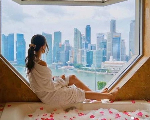 一名設計師在新加坡隔離檢疫時,意外入住五星級酒店。圖自麗思卡爾頓飯店官網