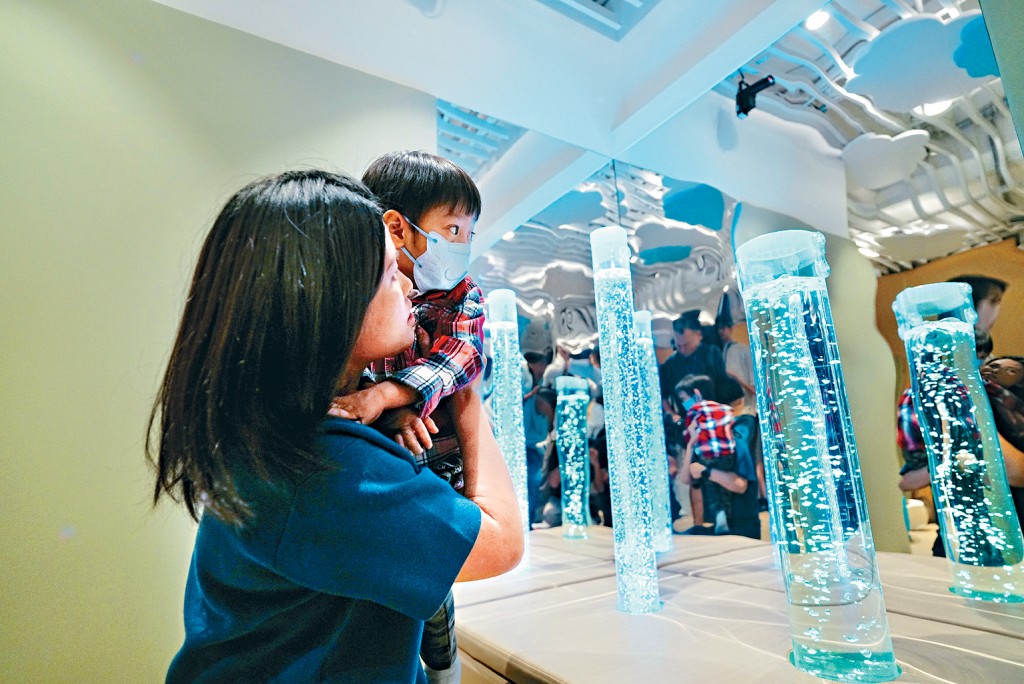 「感知閣」設有兩個「泡泡柱」，透過流動的水泡和變換的燈光，營造出安靜舒適的環境。