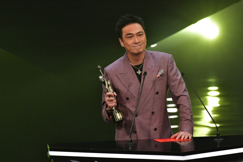由吴镇宇颁发最佳男主角奖座给刘青云。
