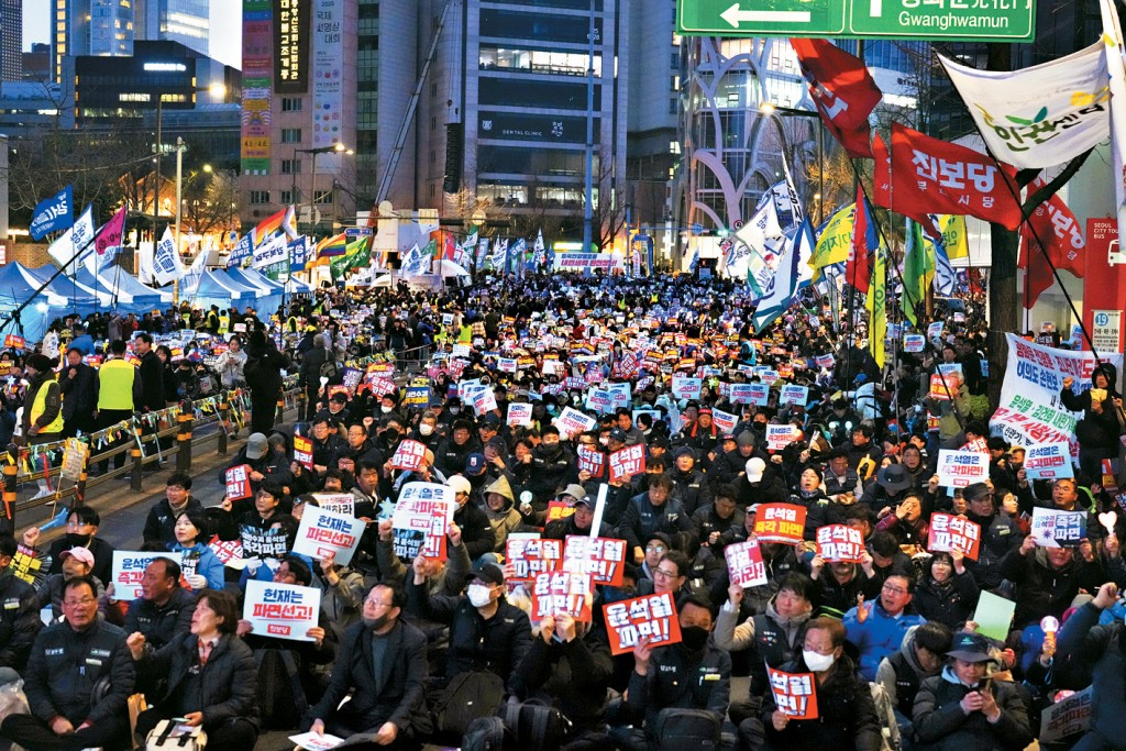 南韓示威者周四在首爾憲法法院外集會,要求總統尹錫悅下台。
