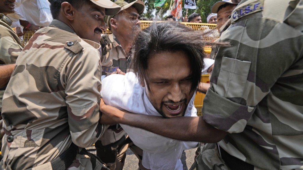 印度民眾到國會外抗議曼尼普爾暴亂，有示威者被警員控制。 美聯社