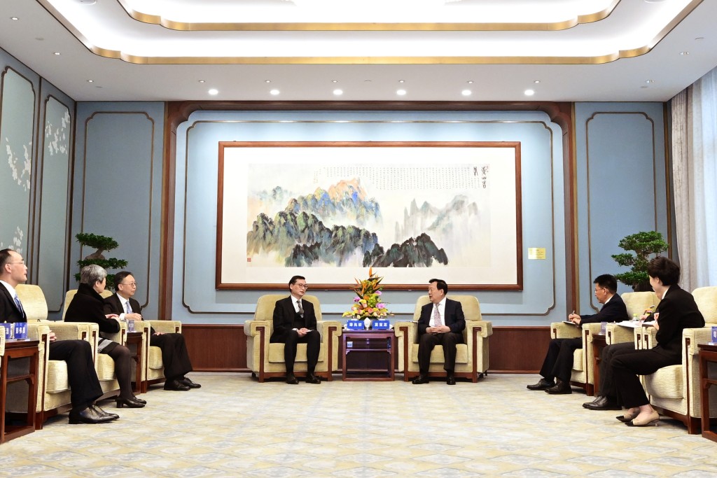 11月2日，夏寶龍在北京會見香港特區高等法院首席法官潘兆初等香港法官及司法人員内地交流訪問團代表。